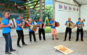 OL   Sverjanski gadi so bolj pihali kot pikali  upokojencem ob letnem srečanju v Vrbju  Foto Jože Miklavc (2)